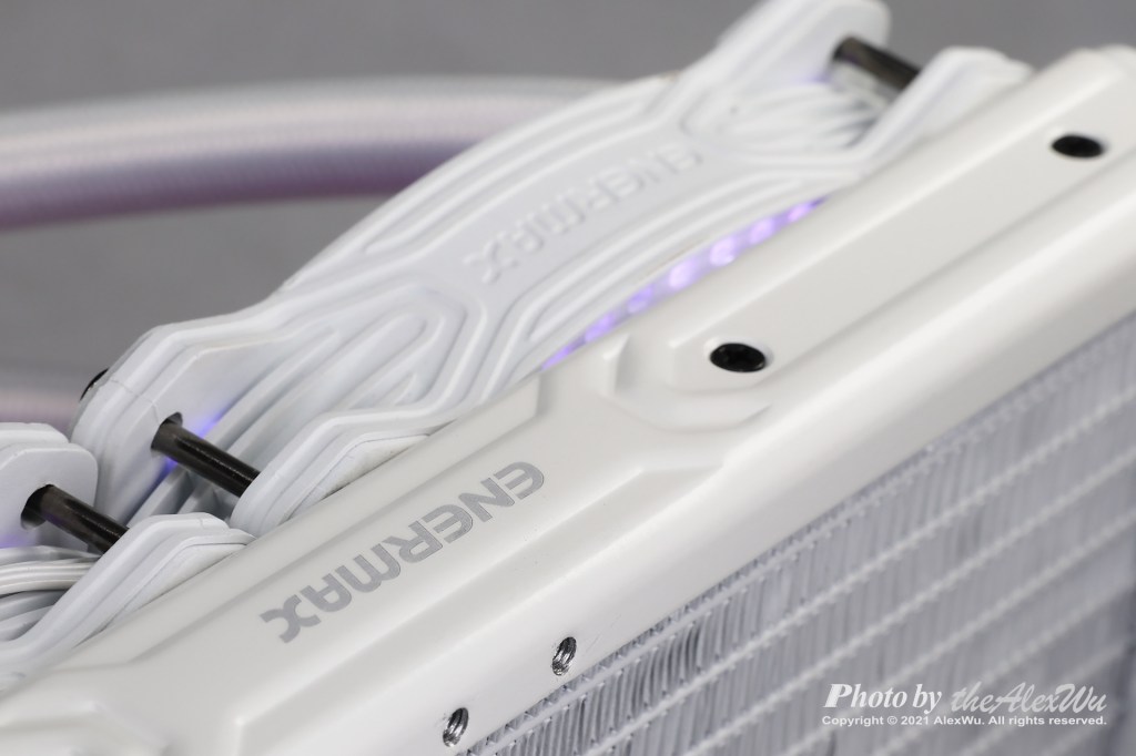 〈安耐美CPU水冷散熱器〉幻彩晶蝶雪白版 AQUAFUSION240 ARGB